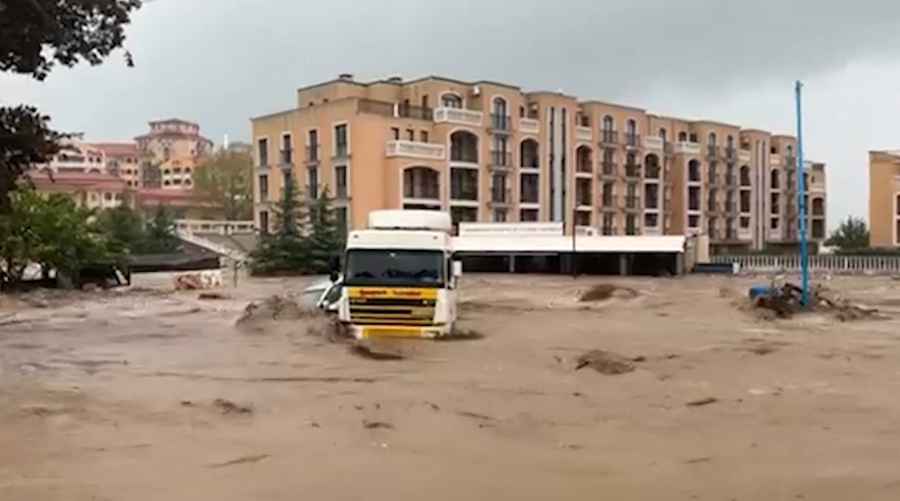 Black Sea floods kill five in Bulgaria; Balkans hit by early snow		