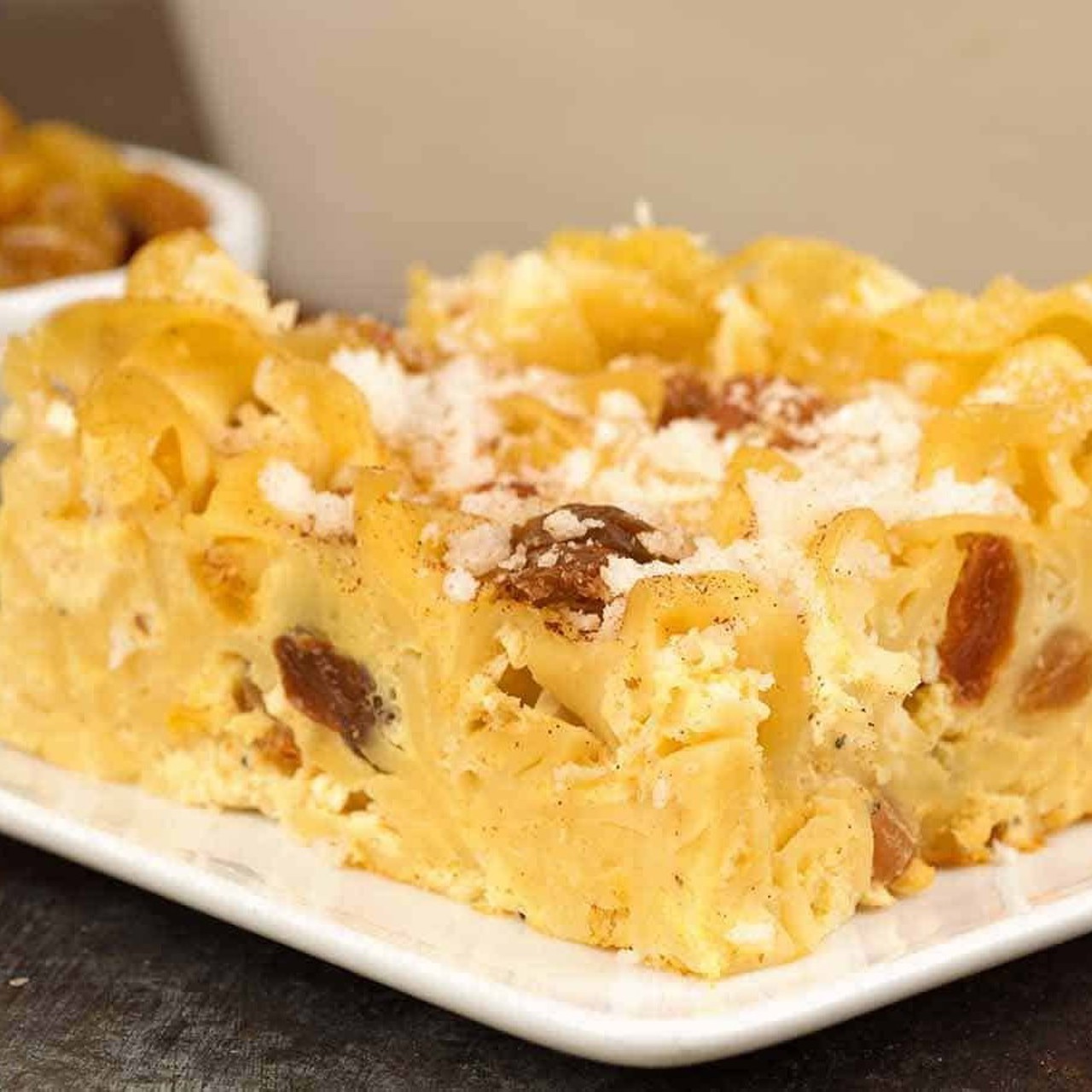 O gospodină din Voloave păstrează vie tradiția deserturilor autentice din sat