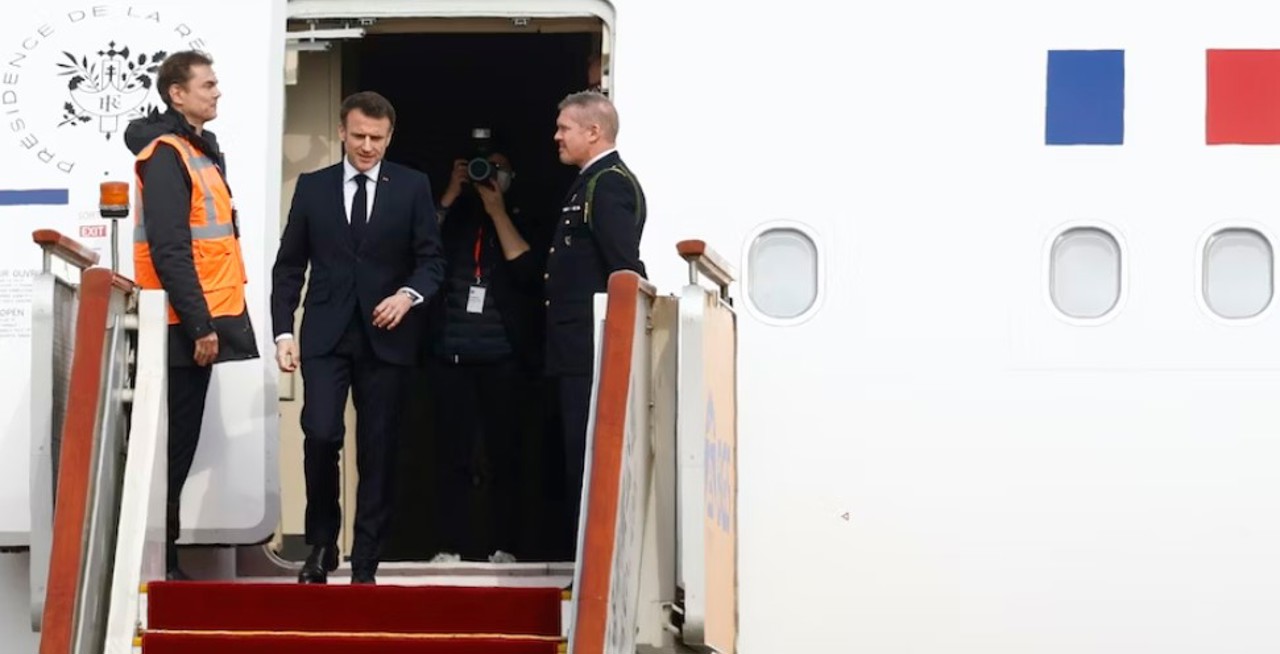 Президент Франции находится в Румынии в течение нескольких часов. По какой причине