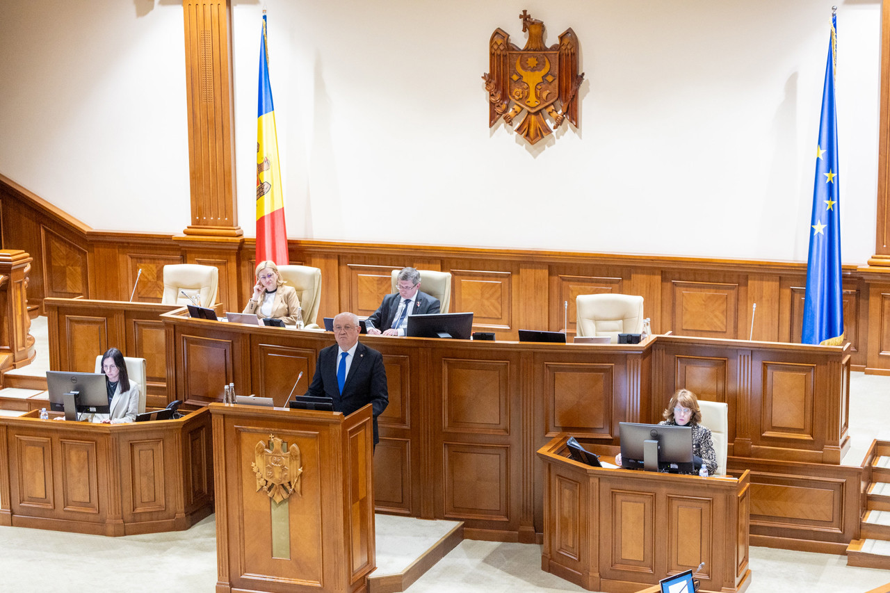 Premierul Alexandru Munteanu cere în Parlament instituirea stării de urgență 