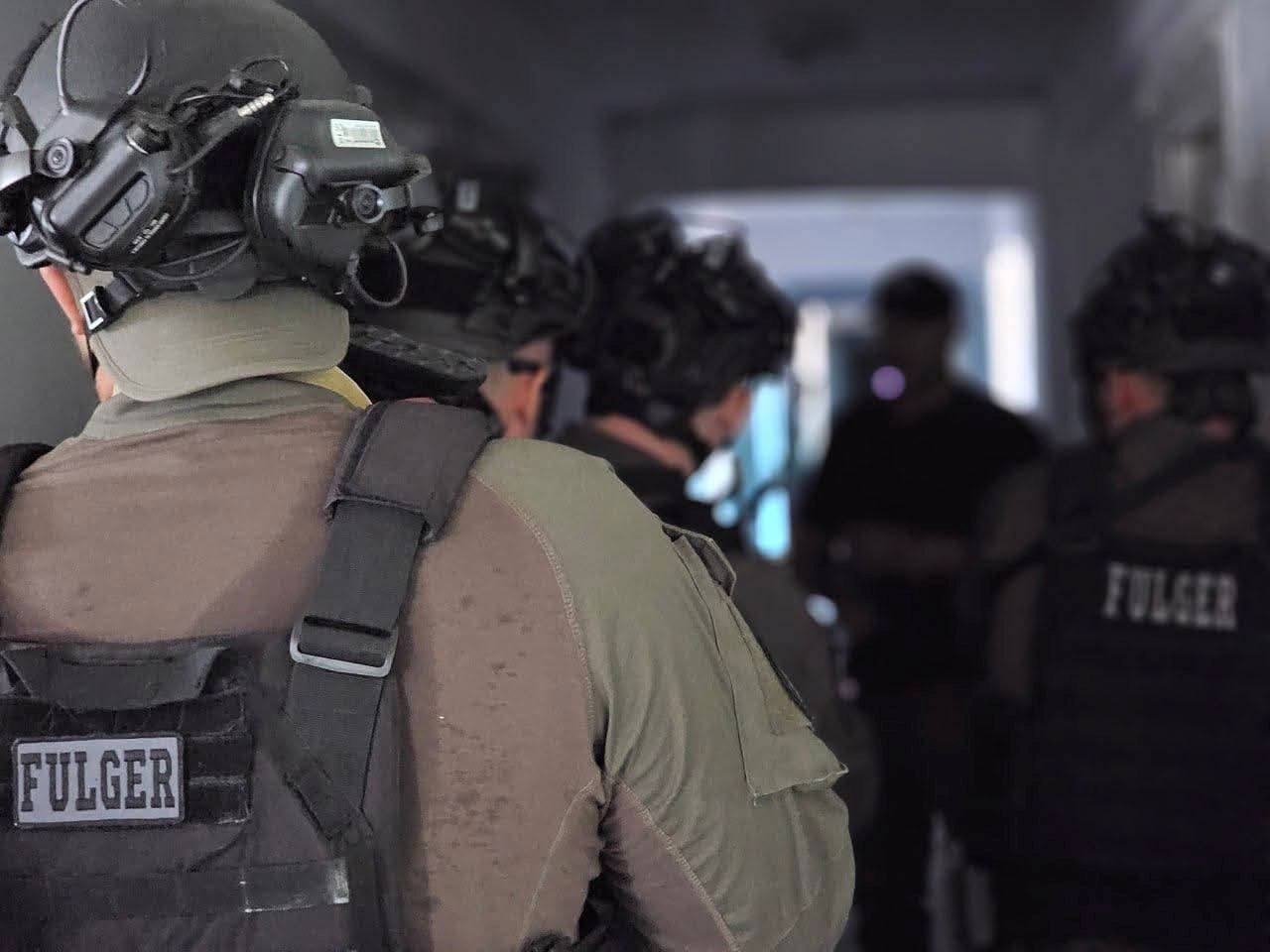 Conflict într-un taxi din capitală: un pasager ar fi scos arma și l-ar fi amenințat pe șofer cu moartea