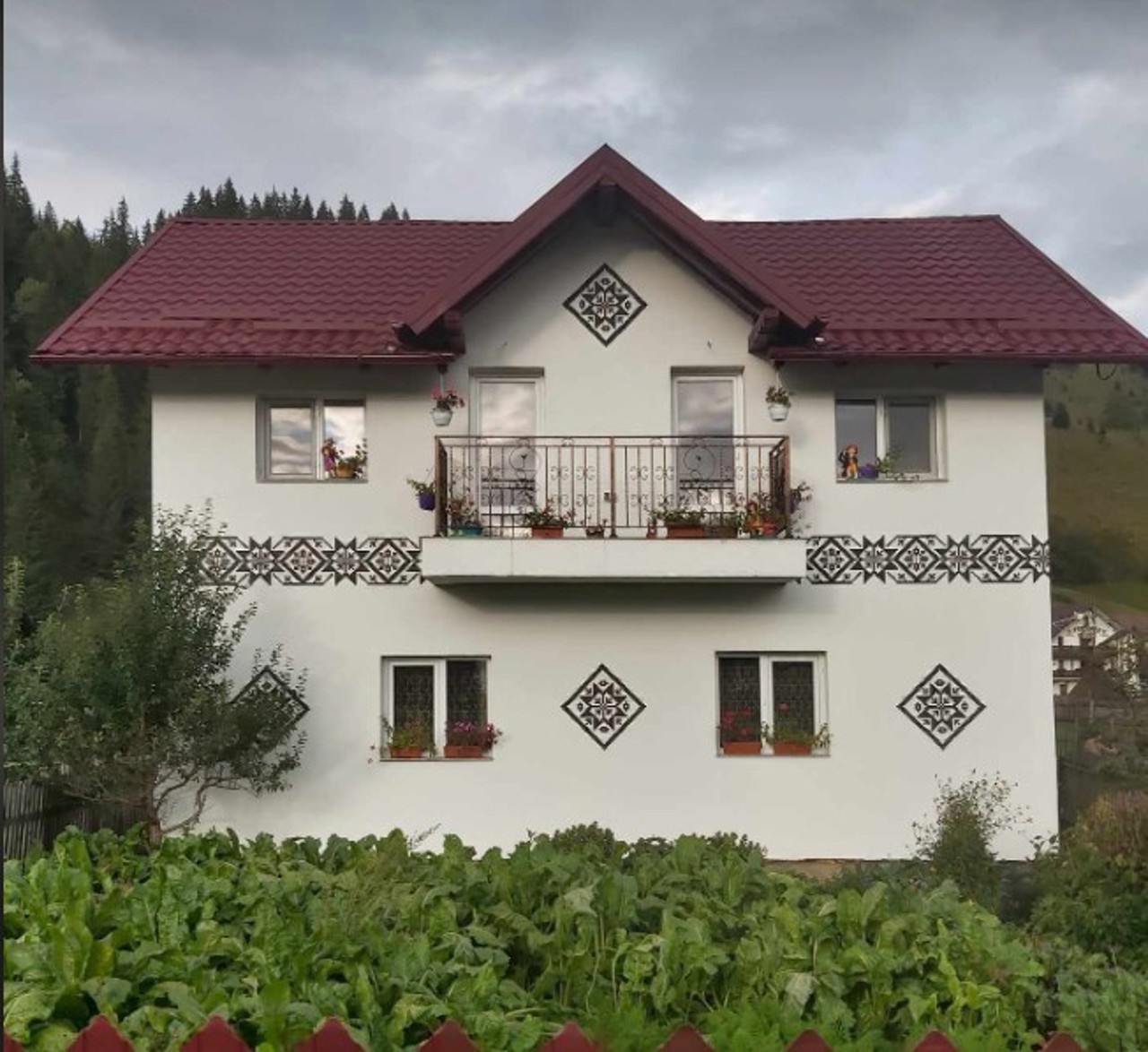 "Popas Turistic": Чокэнешть, деревня-музей в Буковине, привлекающая туристов тем, как местные жители украшают свои дома