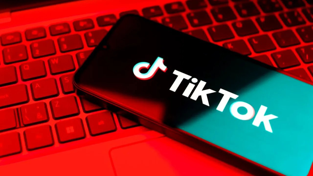 Cum se transformă TikTok într-o platformă de dezinformare: sfaturile unui specialist IT pentru utilizatori