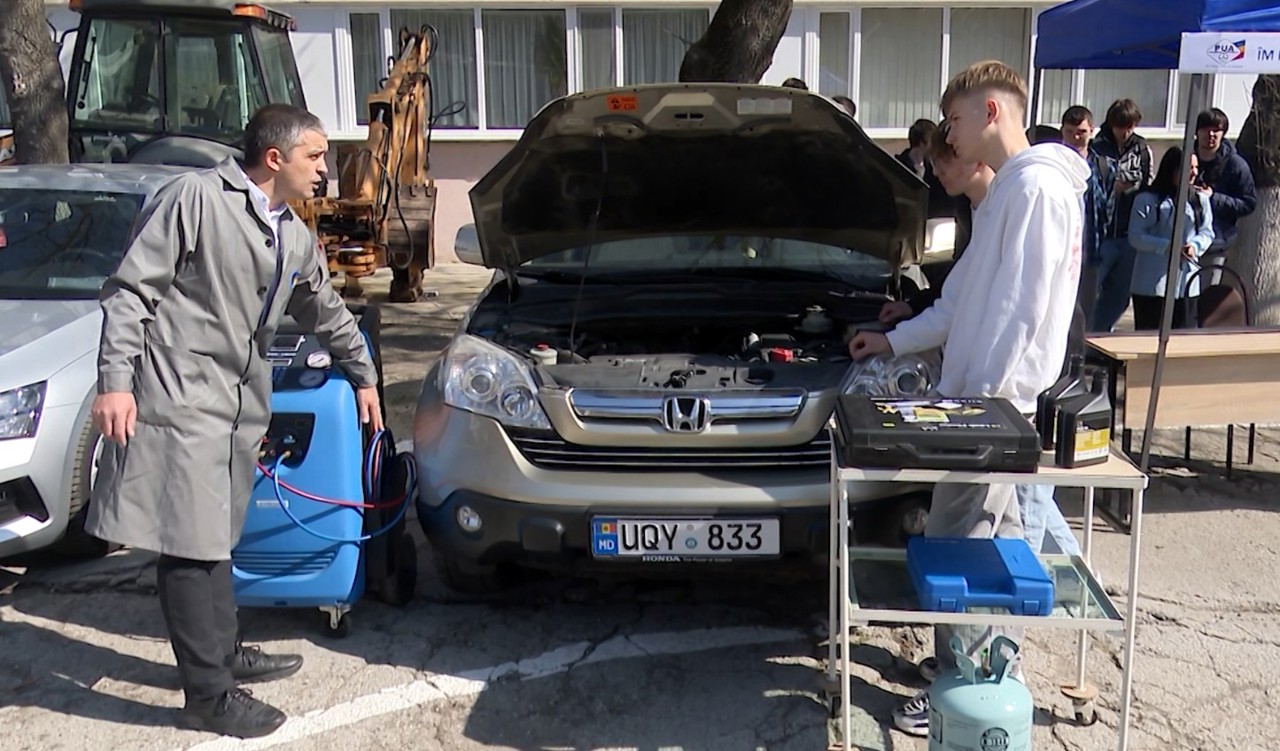 Pot munci și primi salarii în timp ce învață: Elevii au descoperit oportunități la Centrul de Excelență în Transporturi 