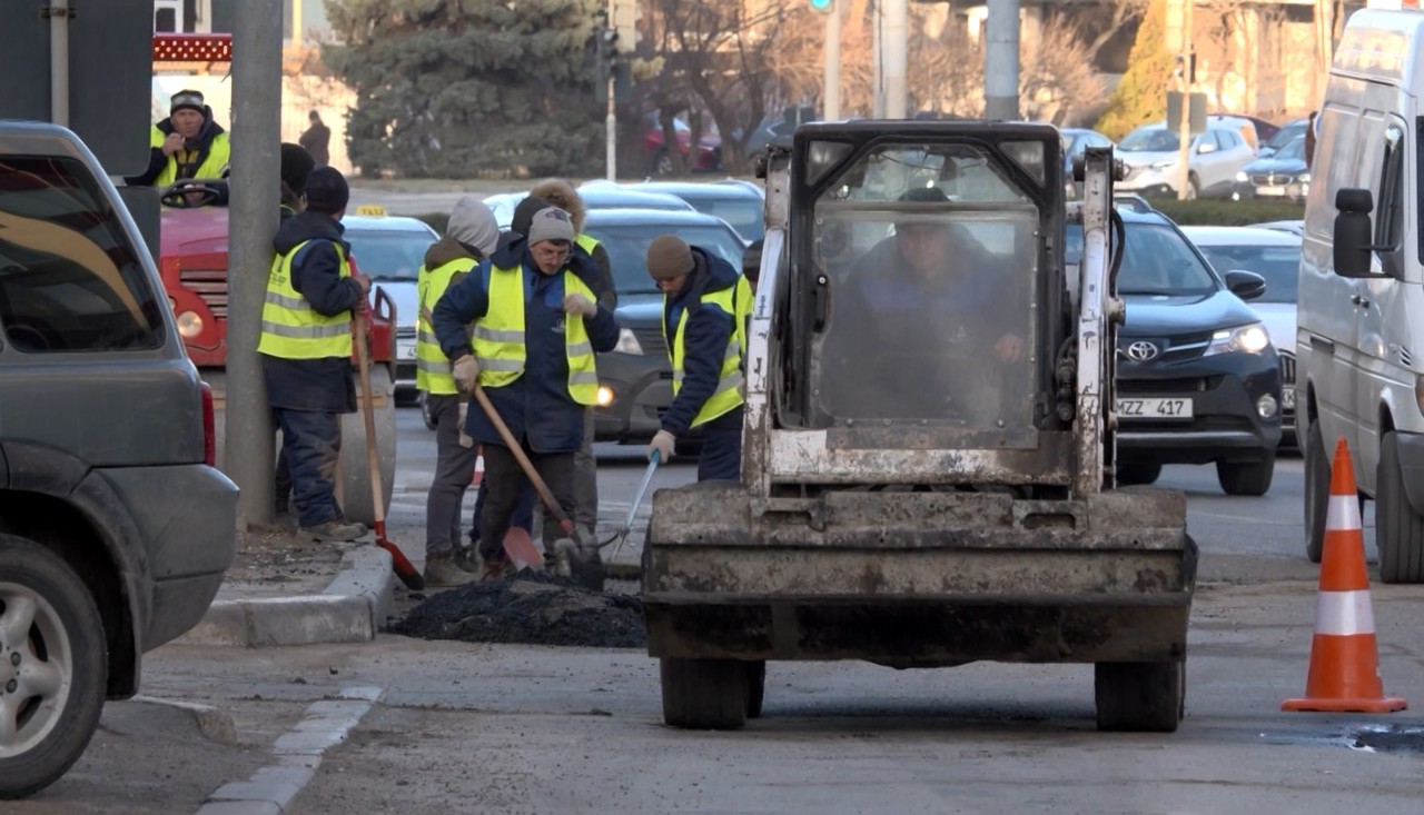 Drumurile din capitală, în reparație: „De 46 de ani sunt șofer de taxi, prima dată văd așa drumuri” 