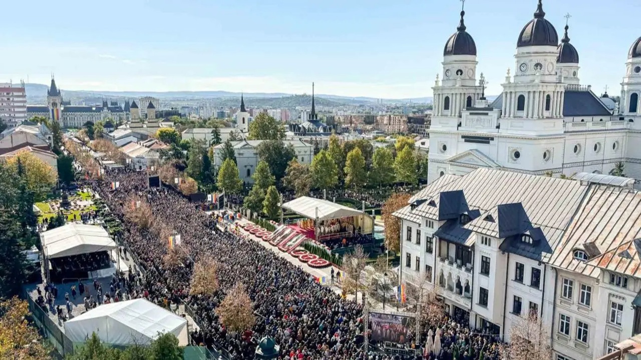 De hramul Iașului, mii de oameni vin să se închine la racla cu moaștele Sfintei Cuvioase Parascheva    