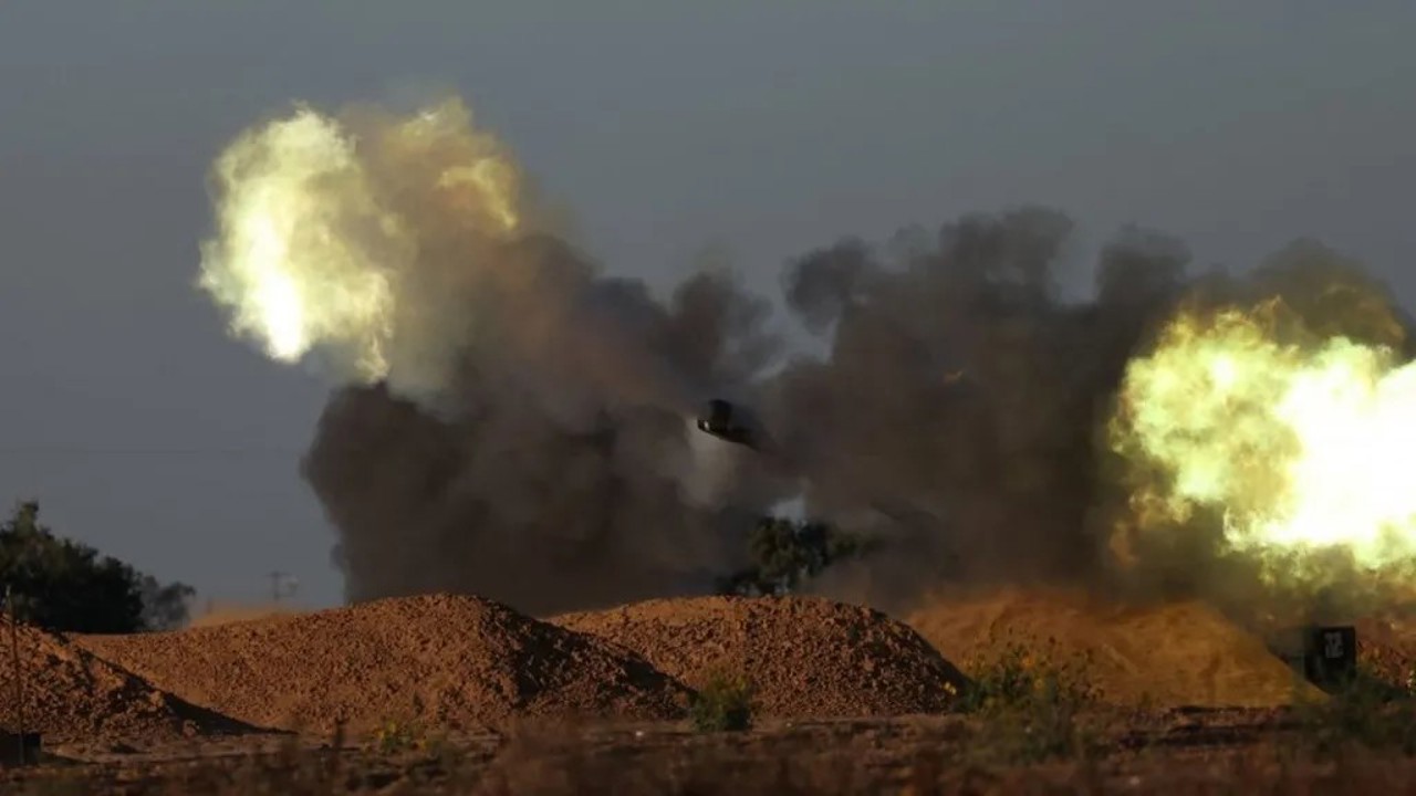 EPA-EFE / Unități de artilerie israeliene trag asupra unei ținte nedezvăluite din Fâșia Gaza, 7 mai 2024