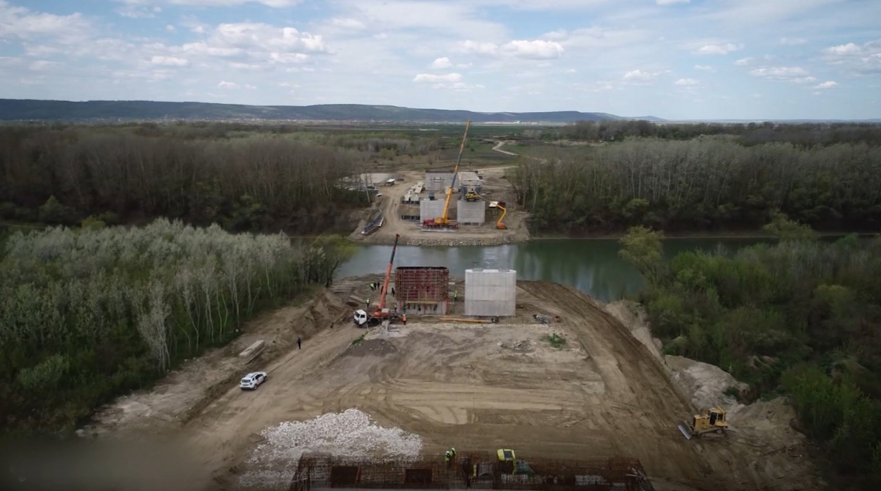 Pod strategic între România și R. Moldova: Prima mașină ar putea circula în aprilie 2027