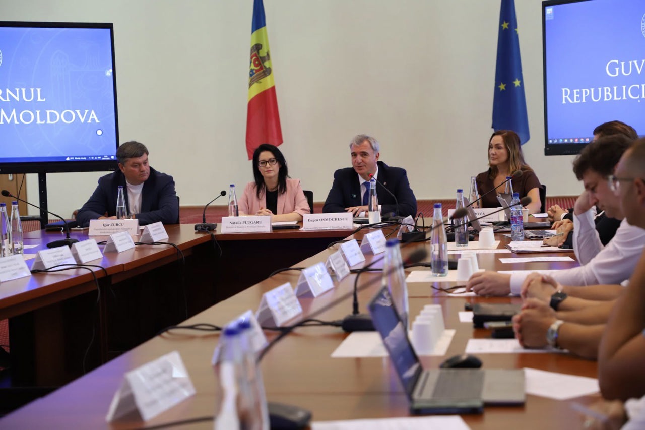 Sindicatele solicită un salariu minim de 8.700 de lei, iar Guvernul își menține obiectivul de 10.000 de lei până în 2030