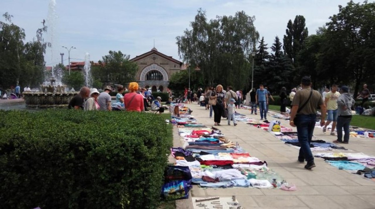 L-au bătut până i-au rupt o mână și o coastă: un bărbat care vindea pe trotuar, tâlhărit de trei inși, în Chișinău  