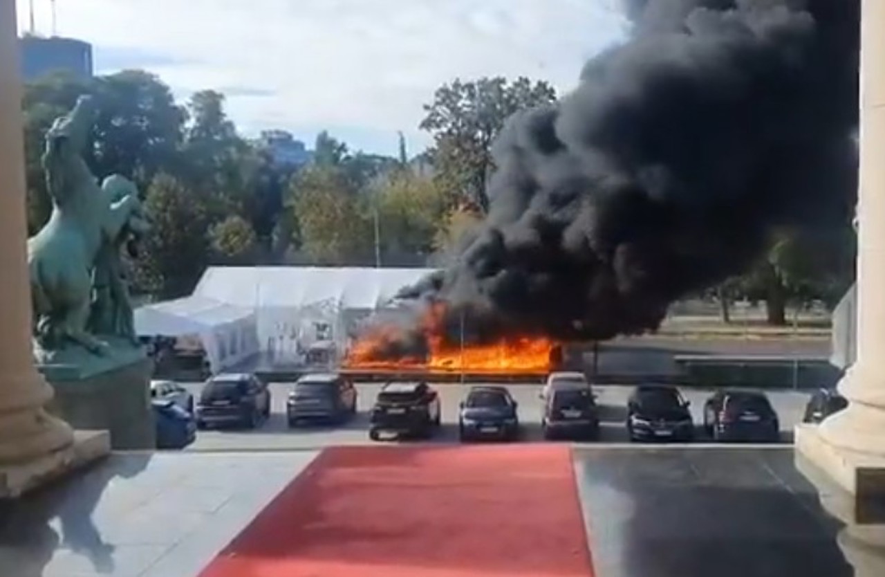 Focuri de armă și un rănit în fața Parlamentului din Belgrad