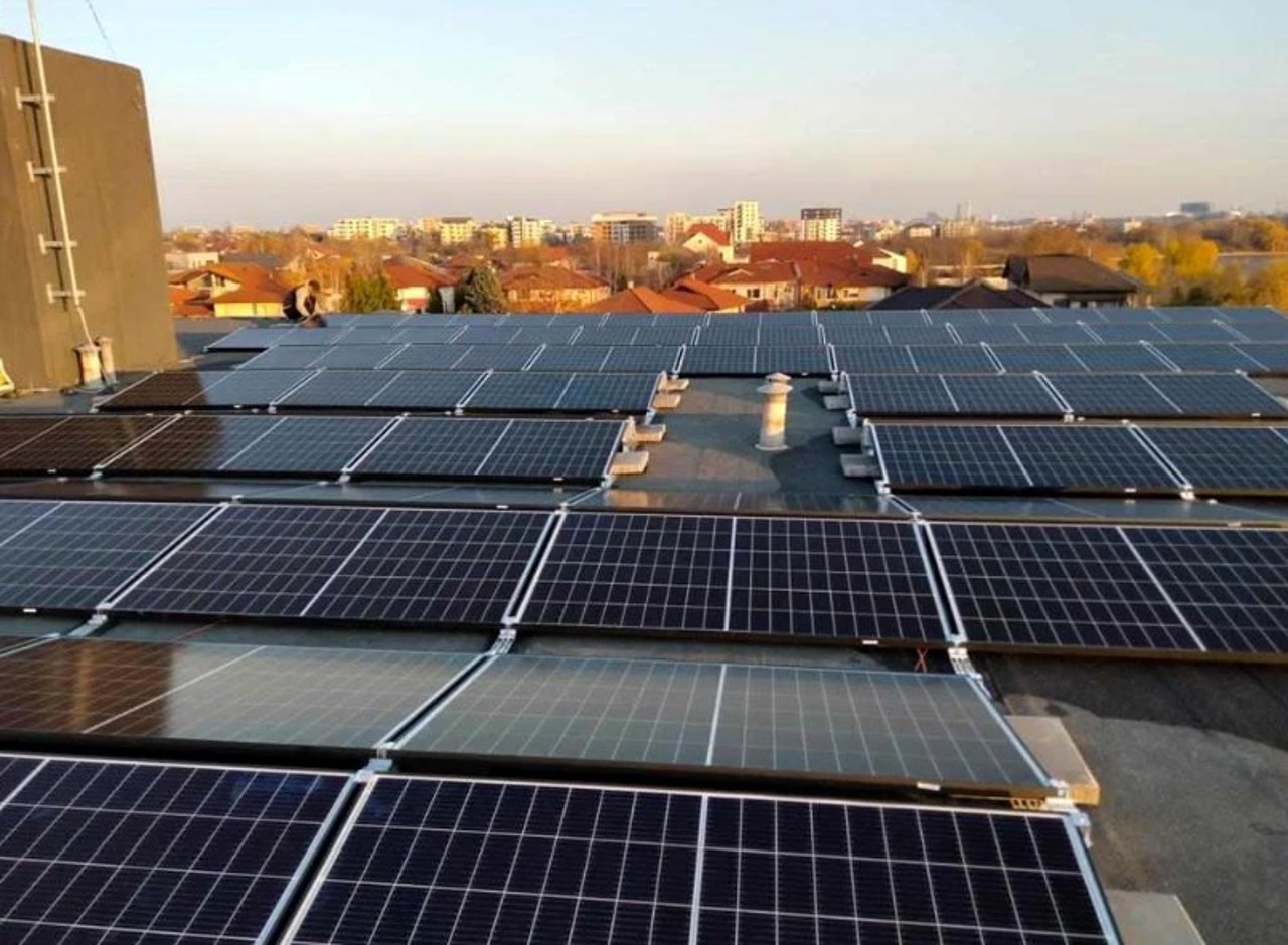 Chișinău: Locatarii din două blocuri din Chișinău își vor înjumătăți facturile datorită panourilor fotovoltaice instalate pe acoperiș