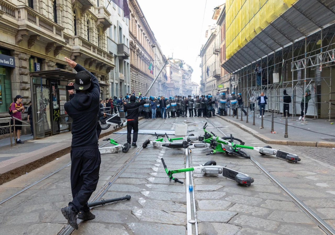 Magazine jefuite și confruntări cu poliția la Milano: Peste 200 de persoane, arestate 