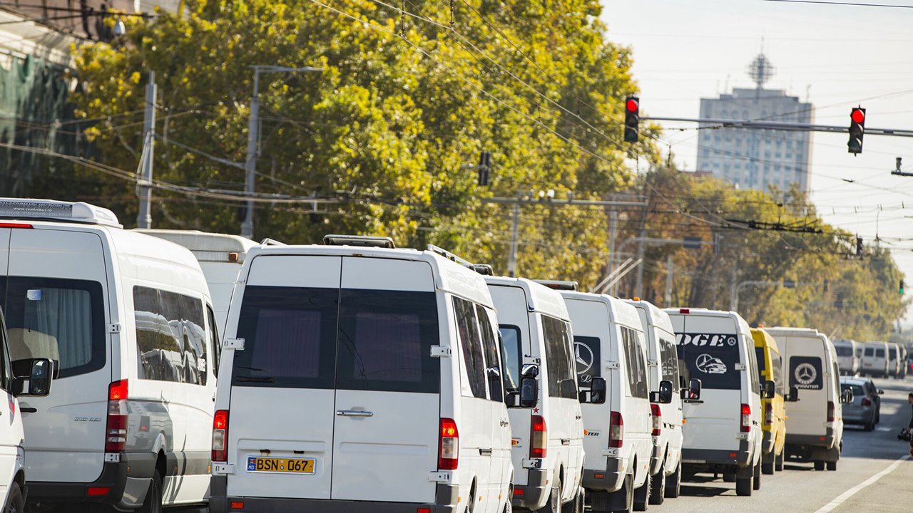 Rute fără pasageri, localități izolate și reglementări vechi: transportatorii amenință cu proteste