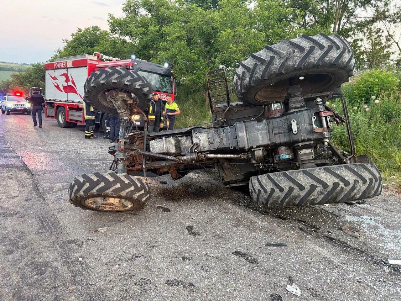 Tragedie pe șosea: Un mort și trei răniți, după ce o mașină s-a tamponat cu remorca unui tractor la Orhei 