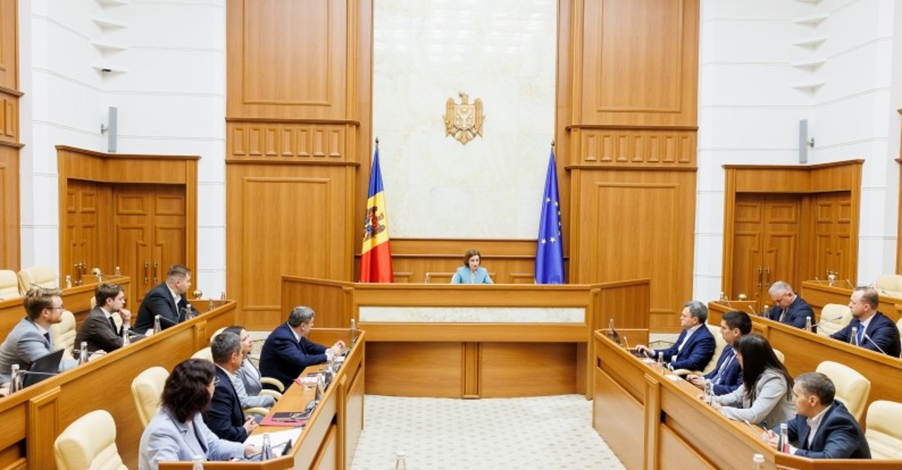 RETROSPECTIVA // Moscova aplică zece instrumente pentru a influența votul în R. Moldova, Plahotniuc face „joc dublu”, iar „Moldovagaz” pierde licența pentru furnizarea gazelor 