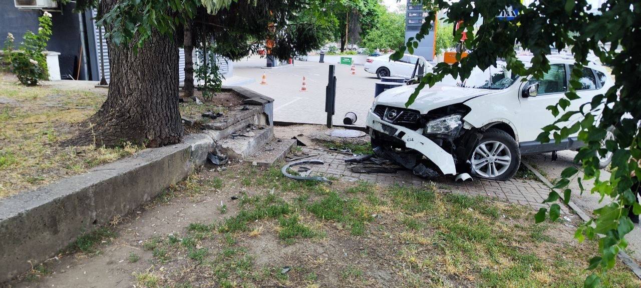 Accident în Chișinău, după ce unui șofer i s-a făcut rău: Bărbatul a suferit un stop cardiac și a decedat la volan