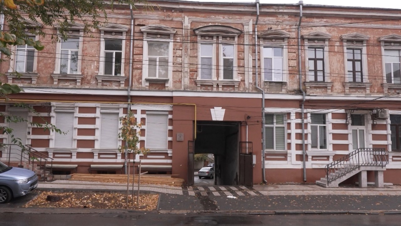 Clădire istorică, viitor incert: 25 de familii locuiesc într-o clădire veche, care se ruinează pe zi ce trece
