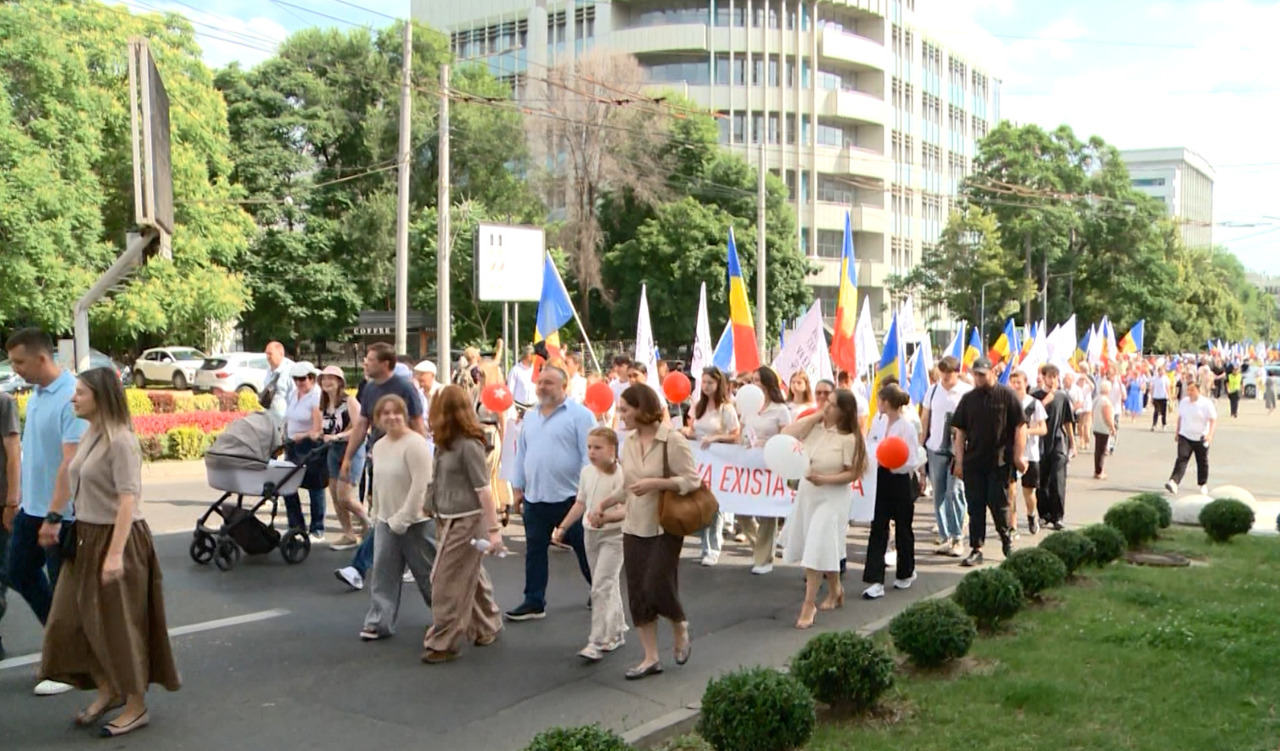 Cu o zi înainte de Moldova Pride, PSRM a organizat un „Marș al Familiei” în Chișinău