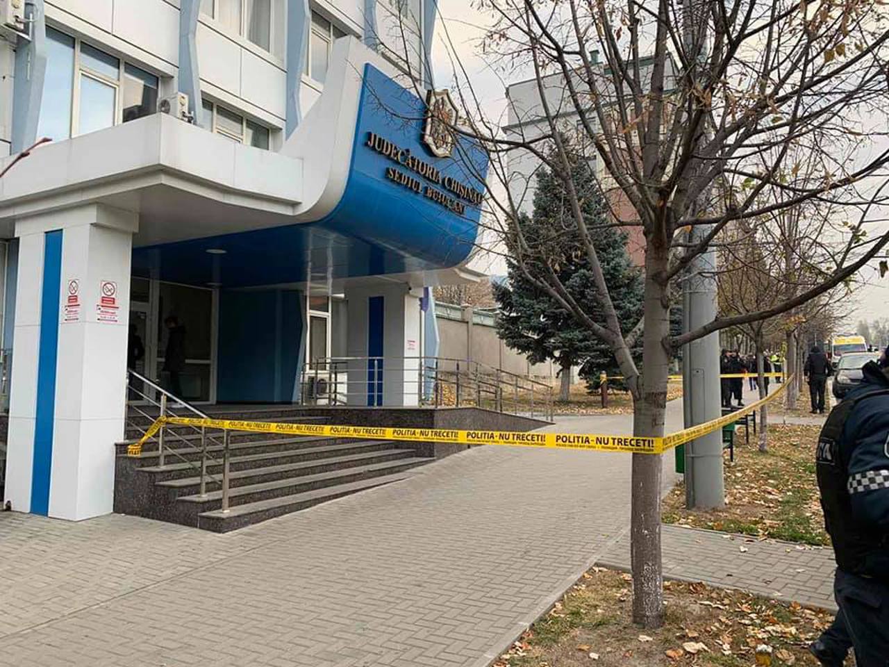 UPDATE: Două alerte cu bombă la Judecătoria Chișinău, sediul Buiucani