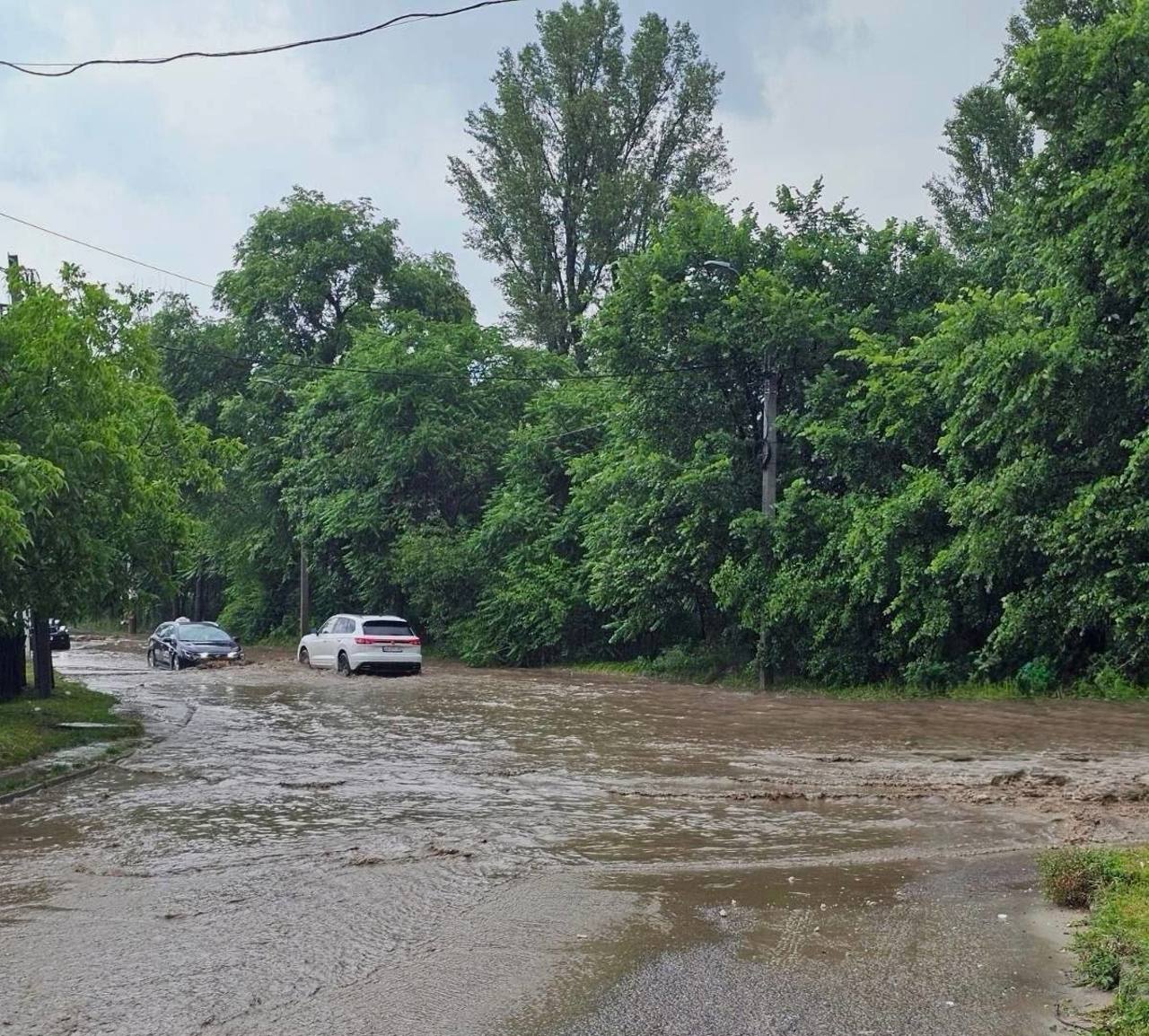 Acumulări de apă pe șoseaua Muncești din capitală. Se circulă cu dificultate, șoferii sunt îndemnați să evite zona   
