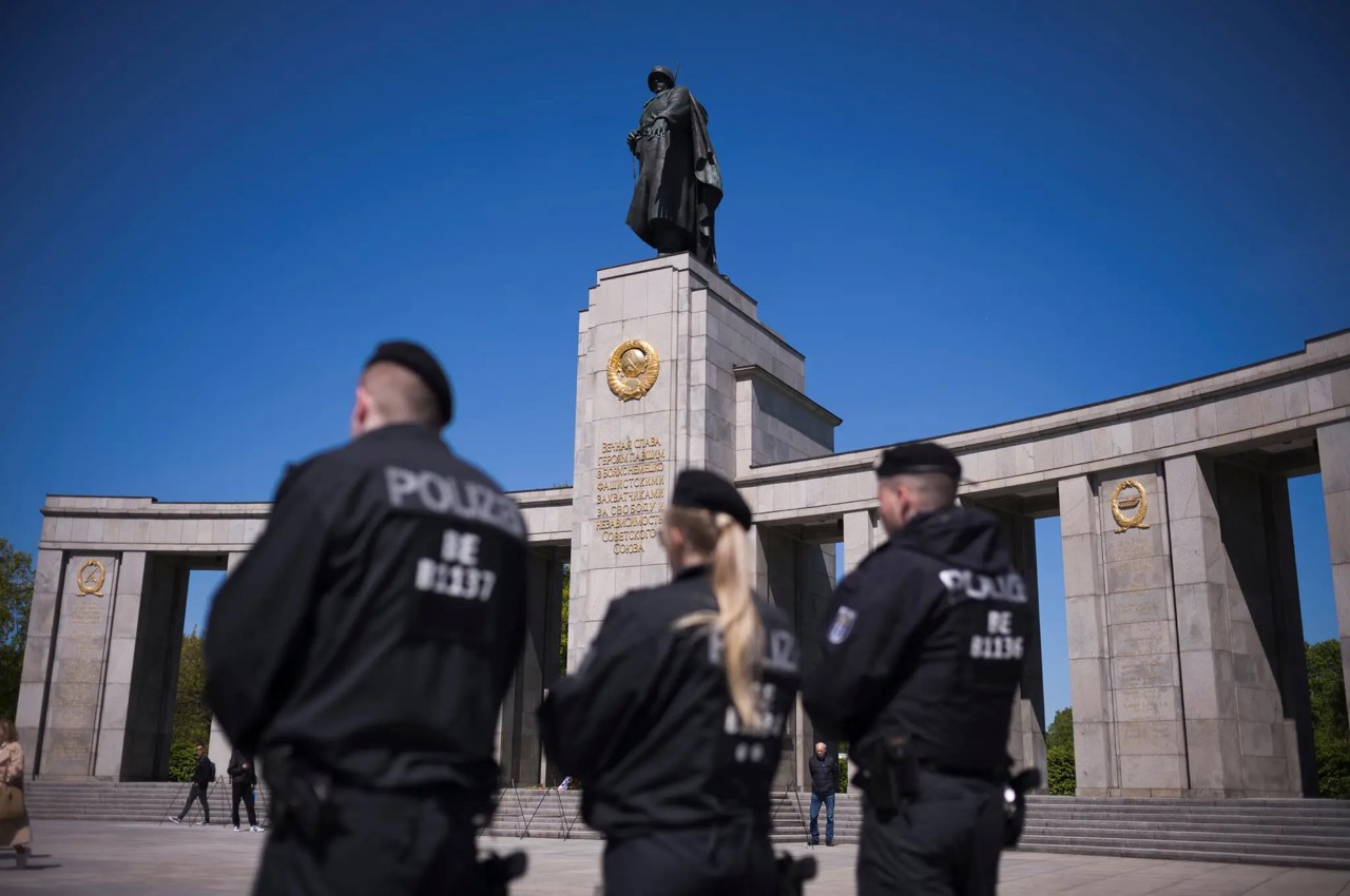 Associated Press / Ofițeri de poliție la memorialul războiului sovietic din Berlin
