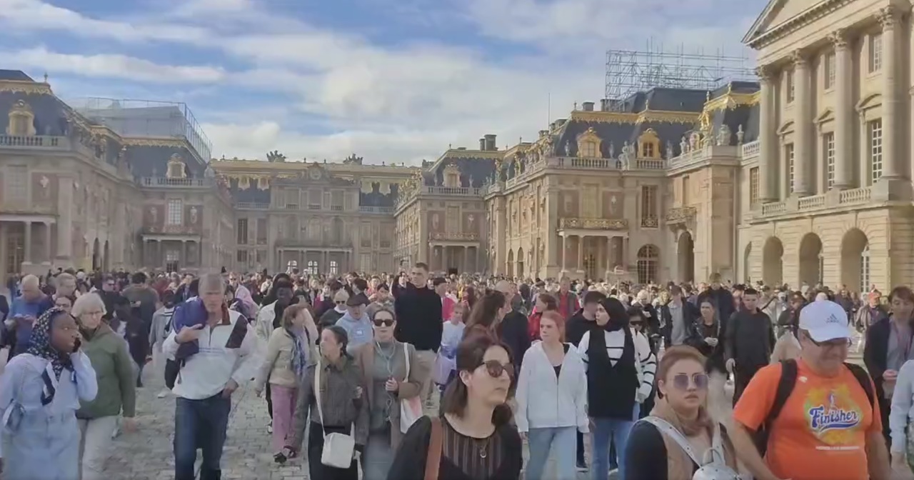 Alertă cu bombă la Palatul Versailles: Sute de oameni au fost evacuați