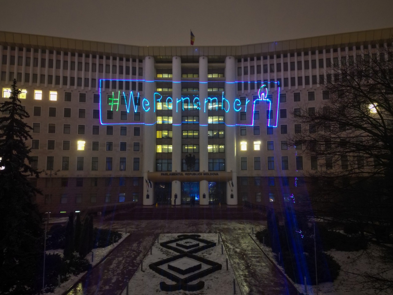 Parlamentul R. Moldova comemorează victimele Holocaustului: Mesajul „WeRemember”, proiectat pe clădirea Legislativului