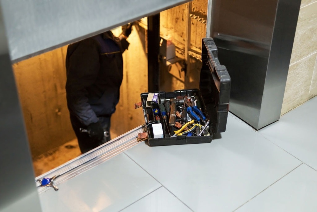 Ialoveni: Un bărbat a decedat electrocutat în timp ce încerca să repare un ascensor