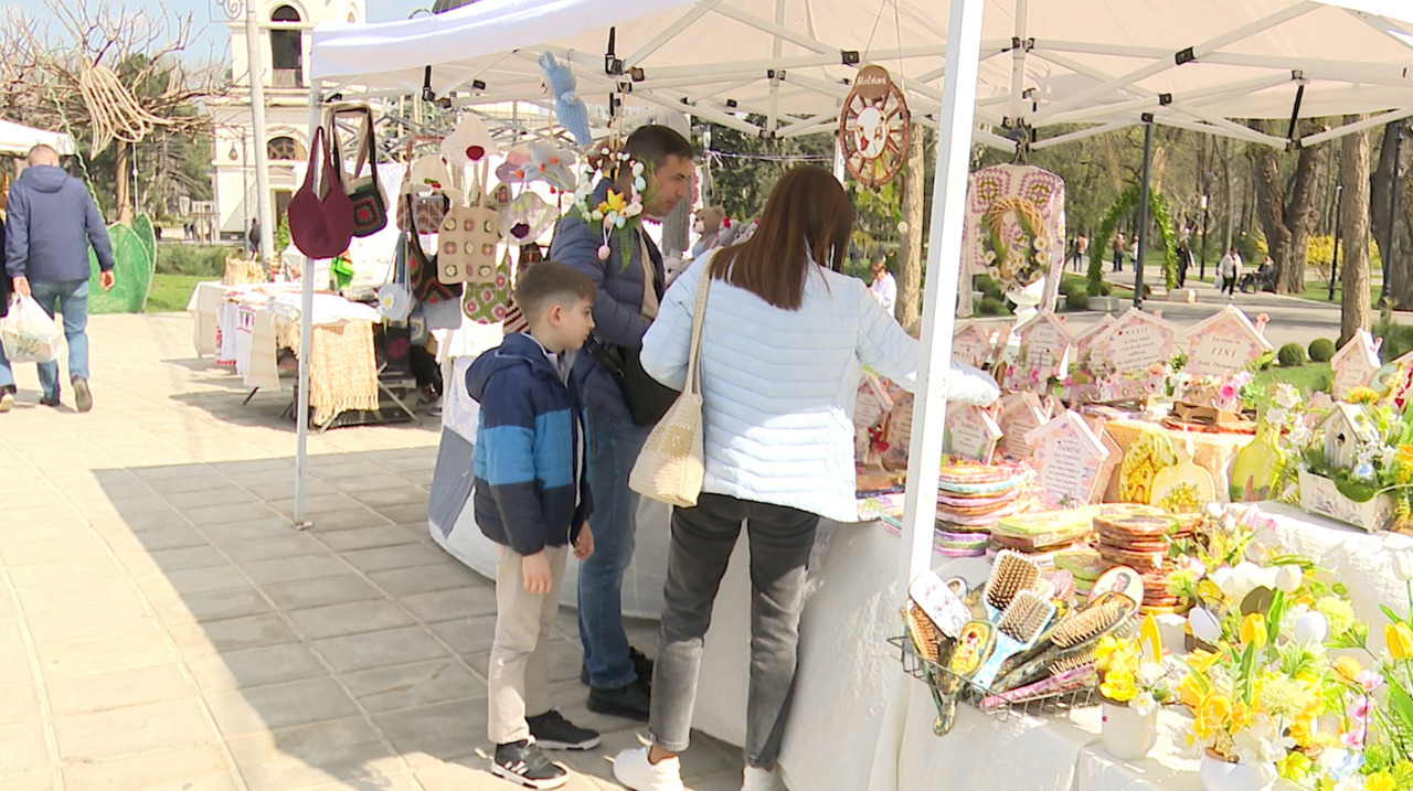 Târgul de Florii: Meșteșugarii au adus spiritul pascal în centrul capitalei