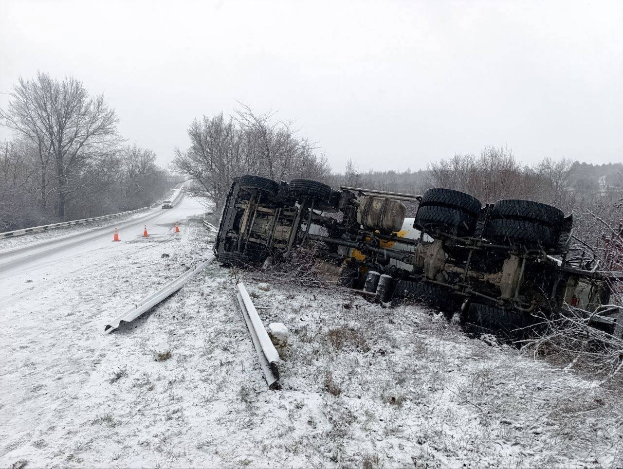 Ambulanțe blocate din cauza zăpezii și mașini răsturnate: 40 de intervenții ale salvatorilor 