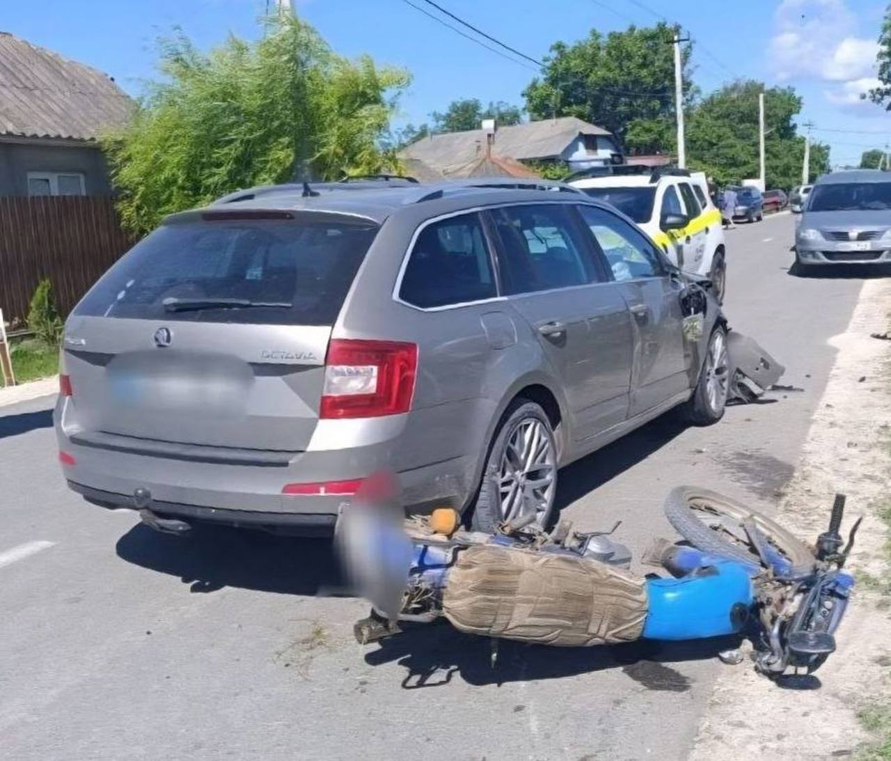 Doi bărbați din satul Izvoare și-au pierdut viața după impactul dintre o motocicletă și un automobil