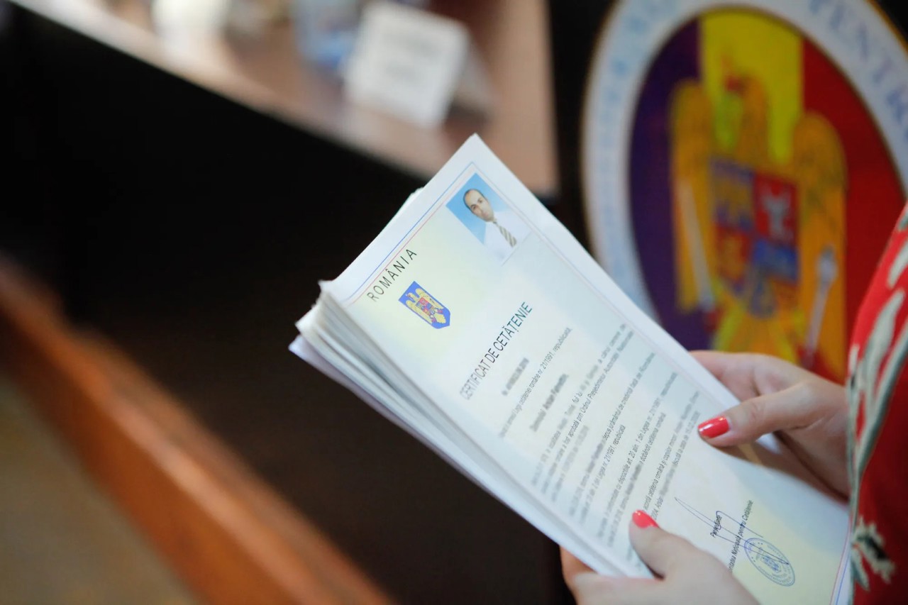 Schemă cu certificate românești: 16 cetățeni ruși au obținut ilegal buletine prin acte false eliberate inclusiv la Chișinău
