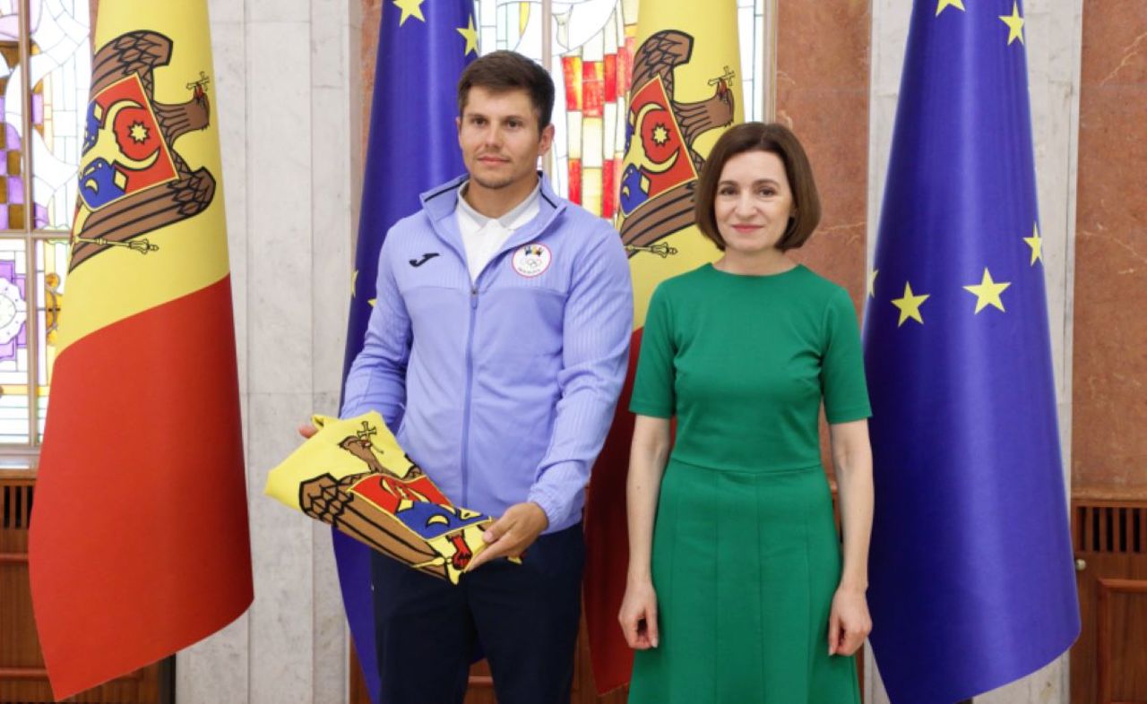 Maia Sandu hands over the State Flag to the Olympic Team, which will represent the Republic of Moldova at the European Games in Poland