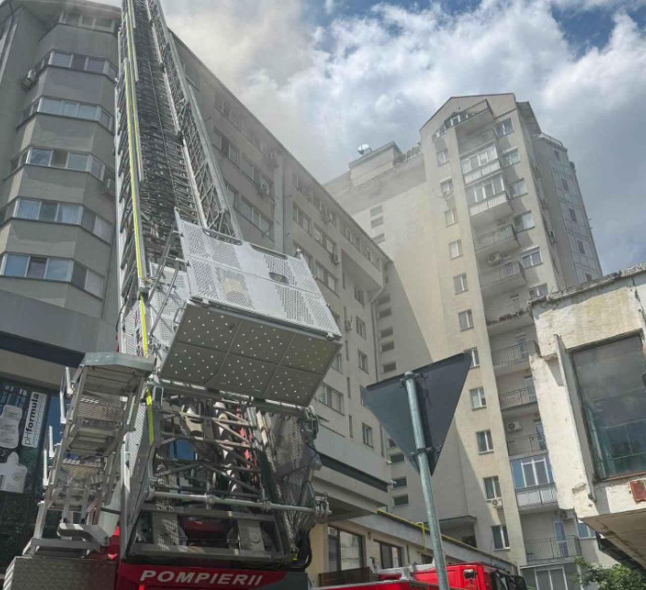 Incendiu la etajul nouă al unui bloc din capitală: Intervenție de nivel sporit