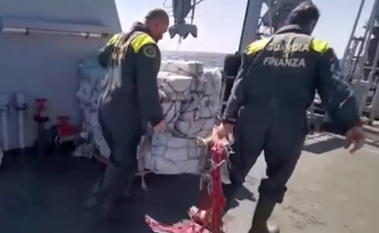 Două tone de cocaină ambalată în pachete ce pluteau în derivă în largul Siciliei, capturate de poliția italiană