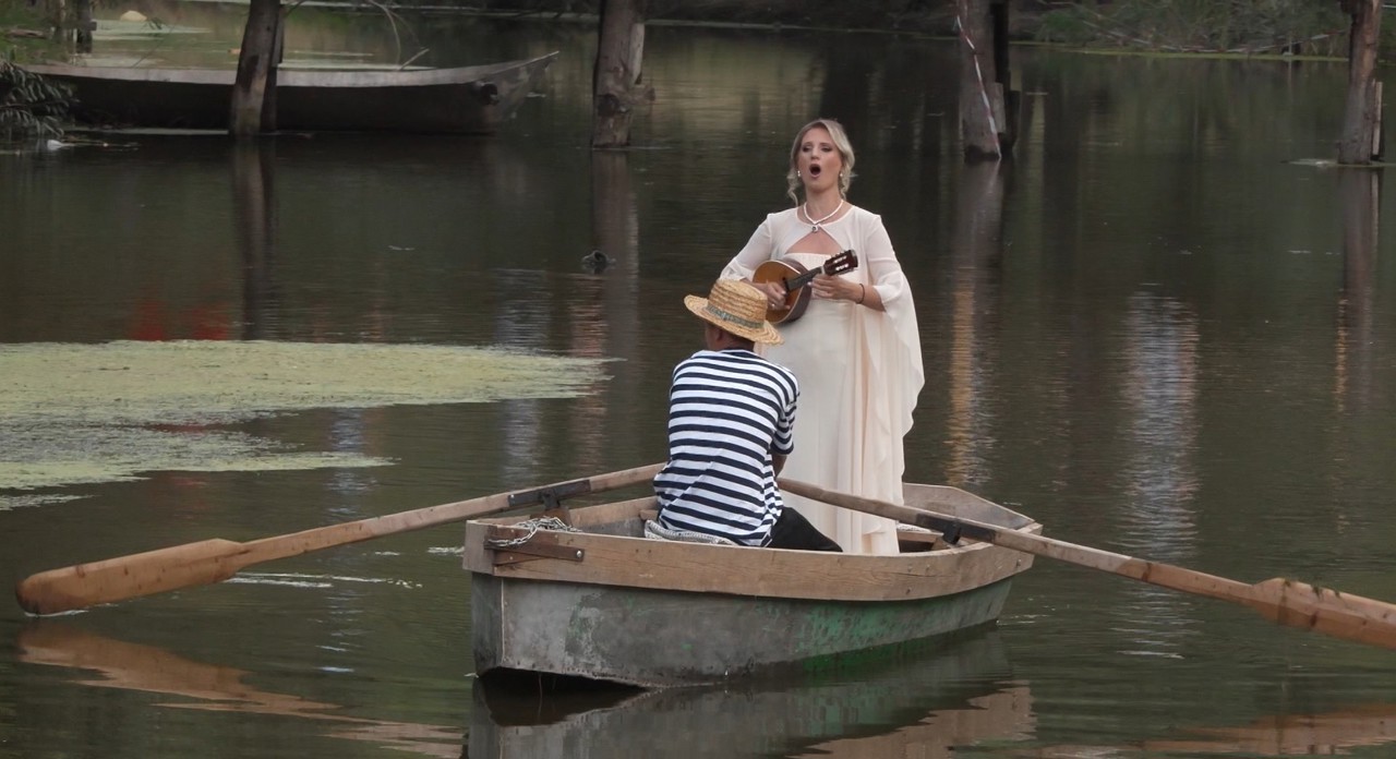 De pe gondolele din Veneția, la Orheiul Vechi: Violeta Botezatu a susținut un concert chiar de pe apă
