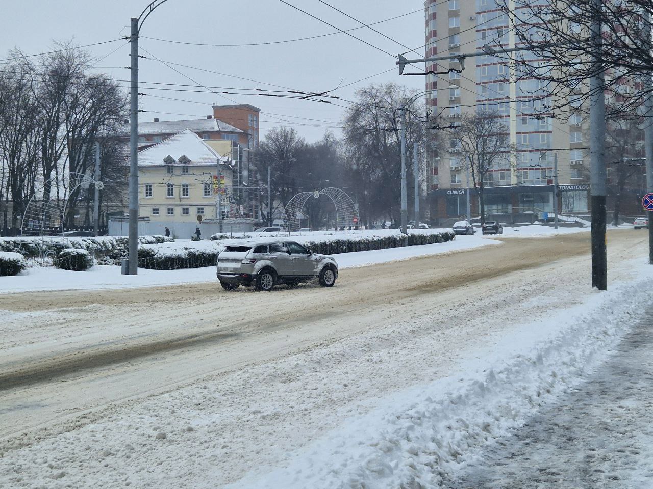 Actualizare meteo: codul portocaliu a devenit galben. Ninsorile nu contenesc