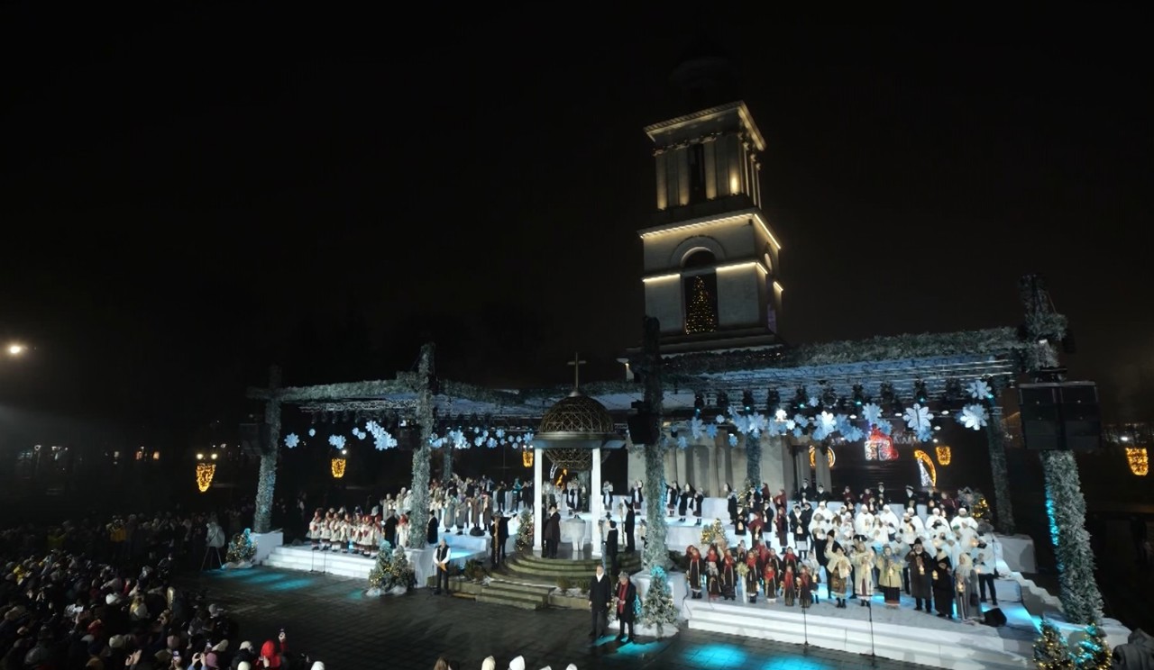 Colinde în centrul capitalei. Cântece vechi cântate de artiști cunoscuți au încălzit inimi 