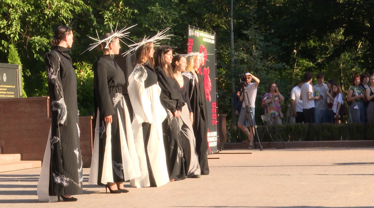 Colecțiile absolvenților de design vestimentar, prezentate într-un defileu în aer liber
