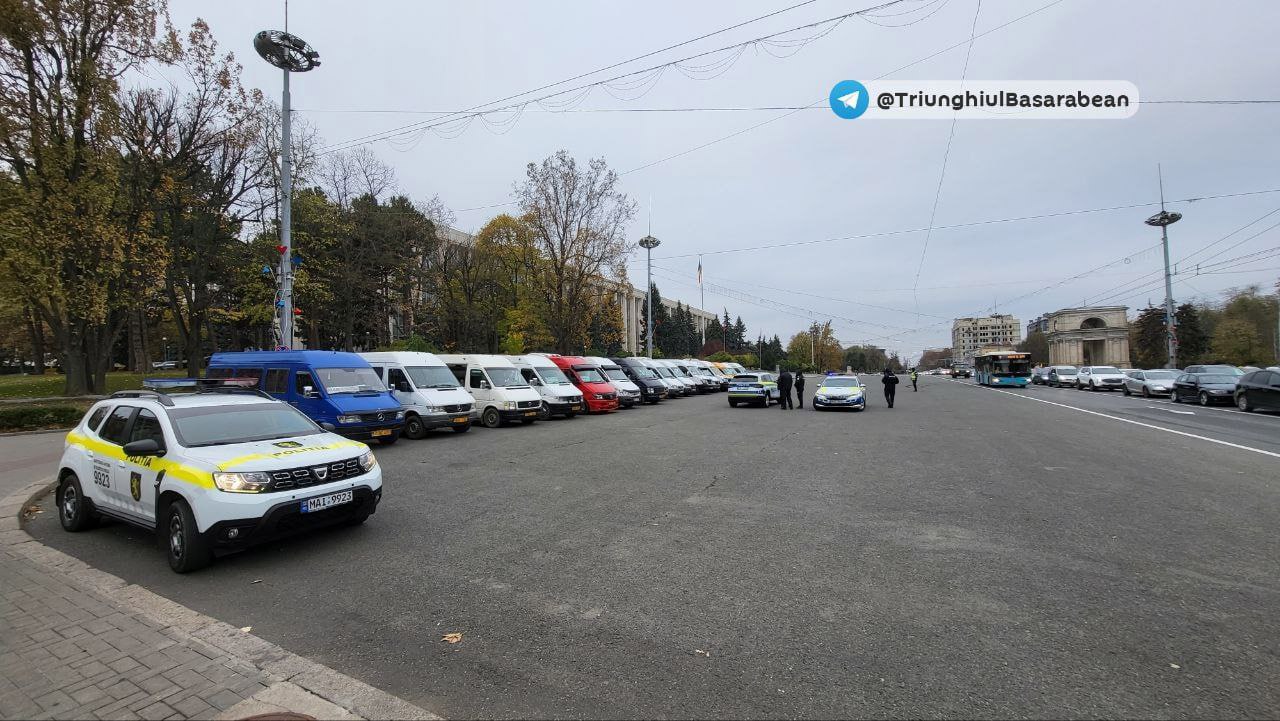 Протест фермеров // Фермеры остались перед правительством, чтобы продолжить акцию протеста