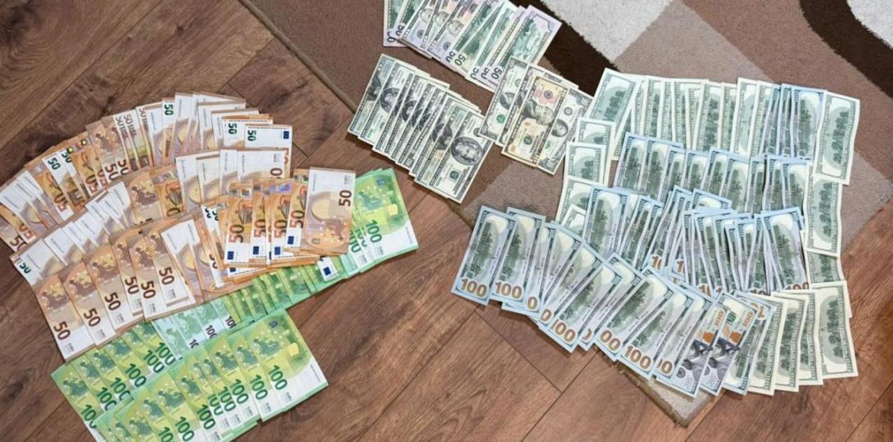 O femeie de 75 de ani, prejudiciată cu 550.000 de lei. Suspecții, reținuți în timp ce comiteau o infracțiune similară 