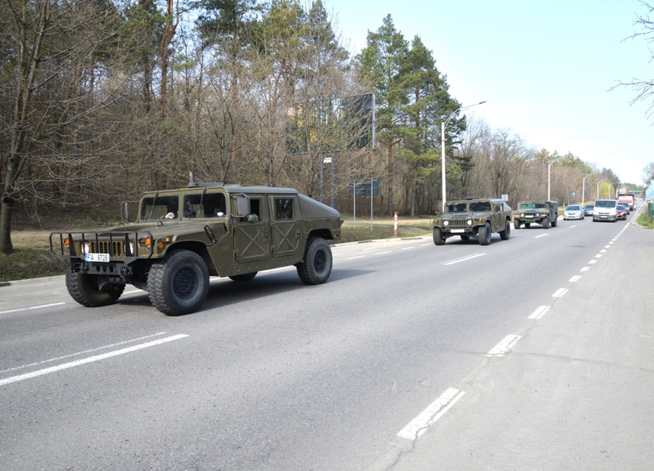 Pacificatorii Armatei Naționale au început astăzi antrenamentele. Pe drumurile naționale poate fi văzută tehnică militară