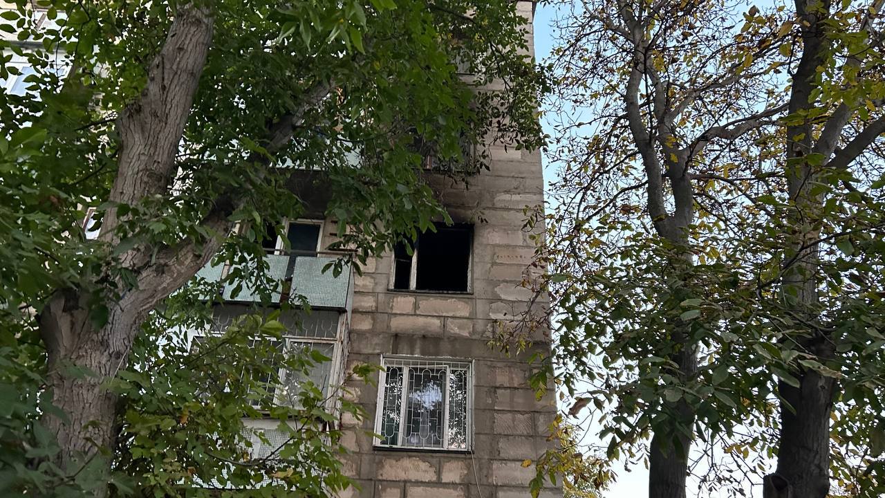 Un apartament din orașul Durlești, cuprins de flăcări. Trei echipaje de pompieri, la fața locului