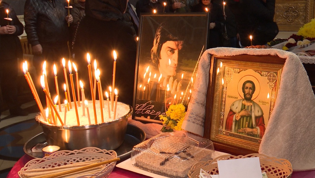 Oamenii își iau rămas-bun de la chitaristul Alexandru Cazacu, la Catedrala „Sfânta Teodora de la Sihla” 