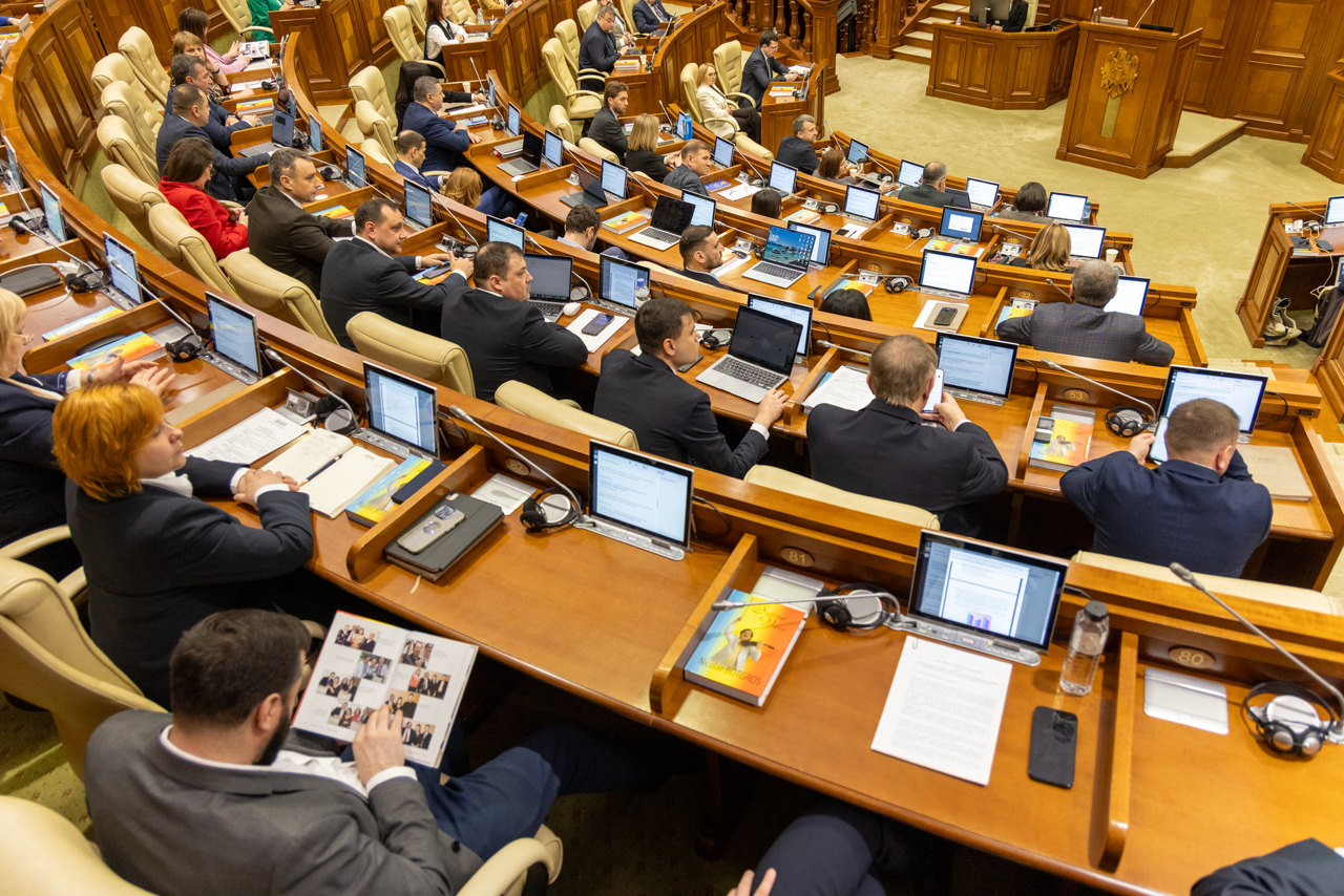 Mai multe femei la conducerea societăților tranzacționate la bursă: Cote de gen susținute de Parlament