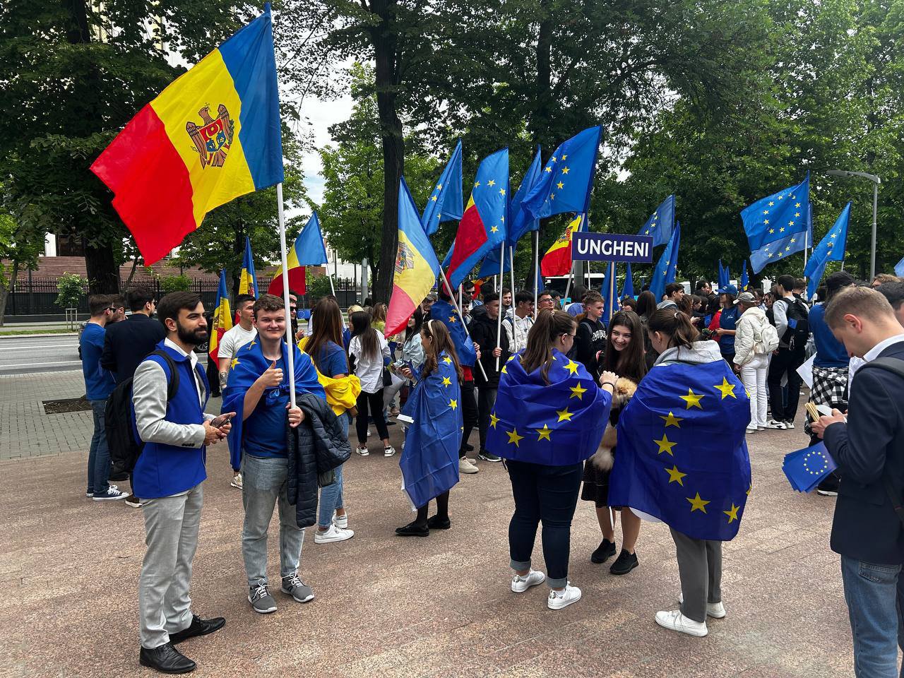 „Ole, ole, Moldova în UE”. Marș pentru susținerea aderării țării la blocul comunitar, la Chișinău