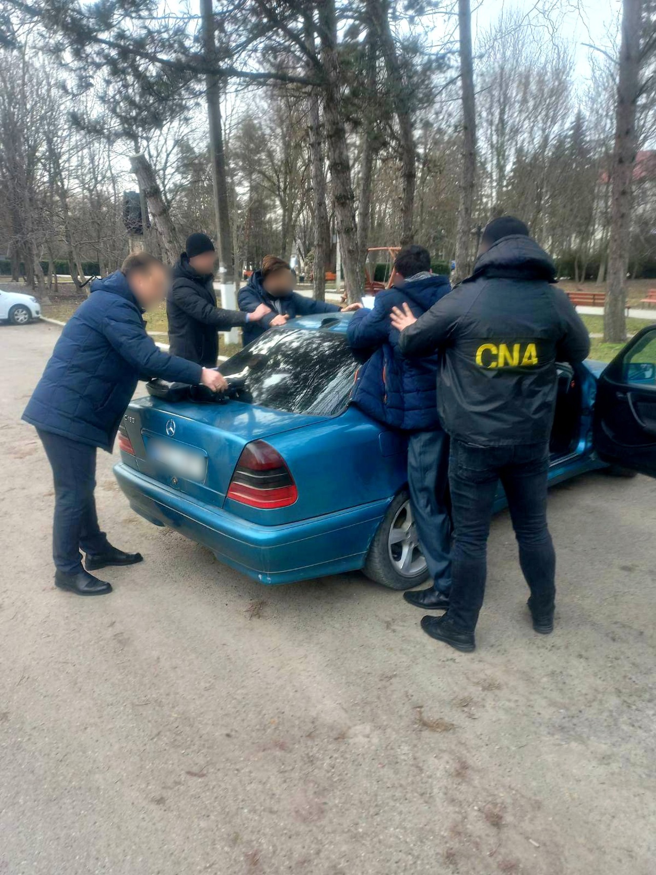 A luat mită pentru a eschiva un tânăr de la serviciul militar: Șeful secției administrativ-militare Dondușeni, reținut în flagrant