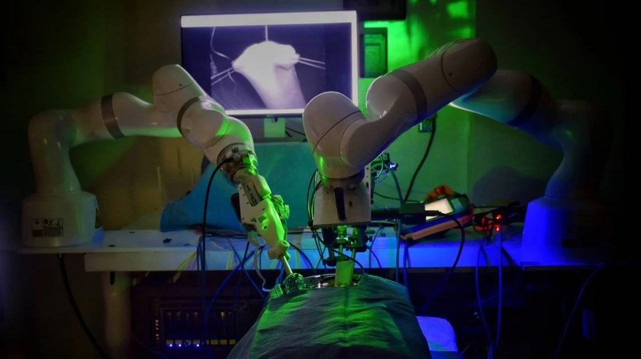 Doctorul familiei//Prima intervenție chirurgicală reușită în spațiu cu ajutorul unui robot