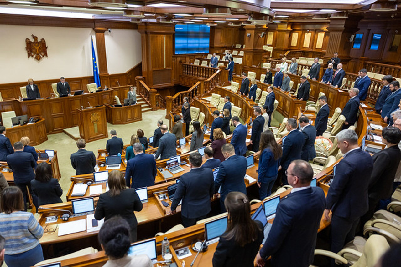 Două momente de reculegere în Parlament: Pentru eroii căzuți la Nistru și victimele războiului din Ucraina